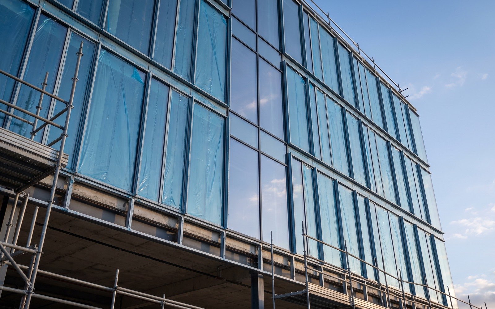 Curtain wall facade panels protected with MOSFLEX film