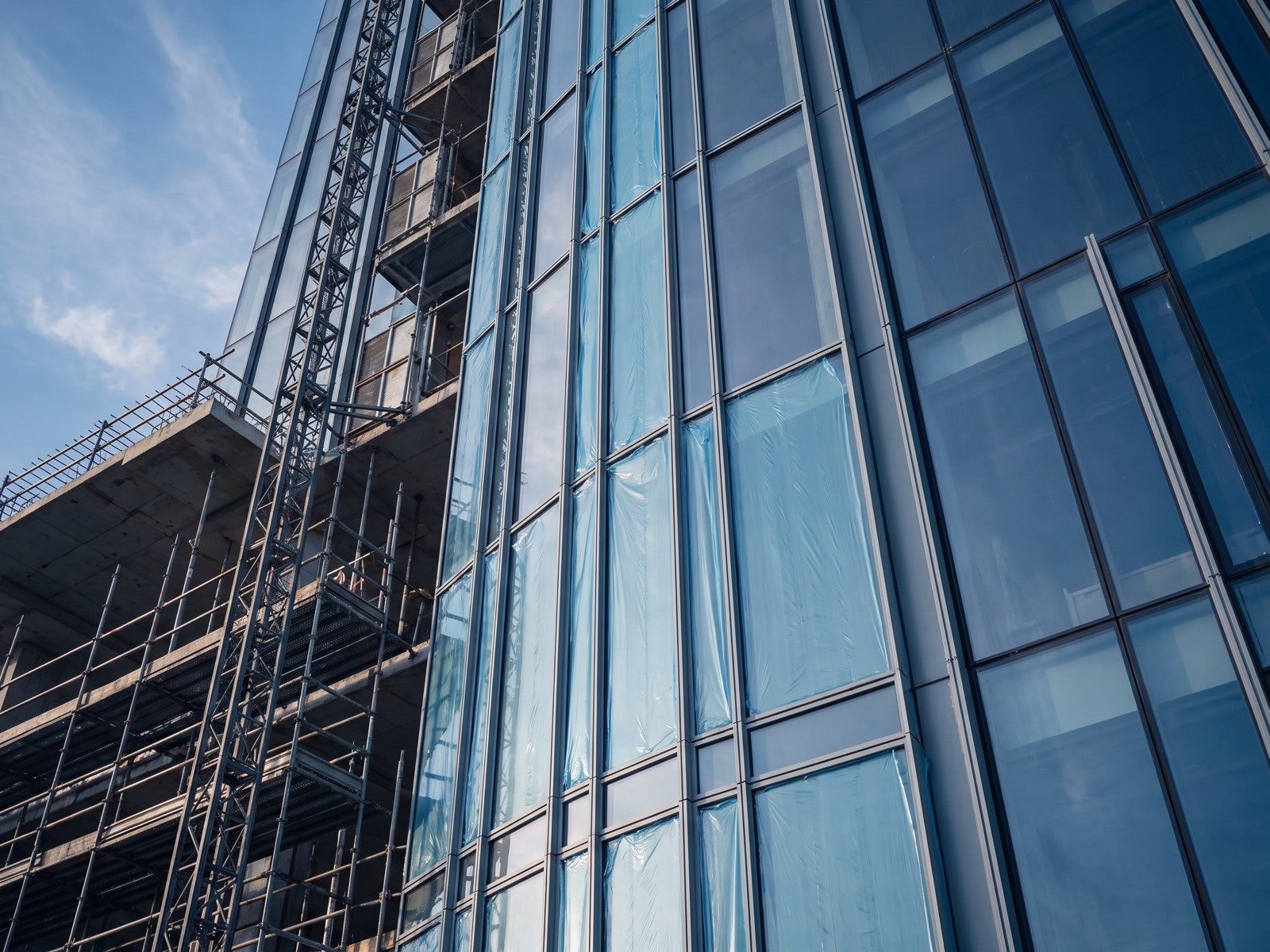 Curtain wall facade protected with MOSFLEX film
